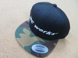 MC works'<br />FLAT VISOR CAP 2024<br />ブラック&カモバイザー